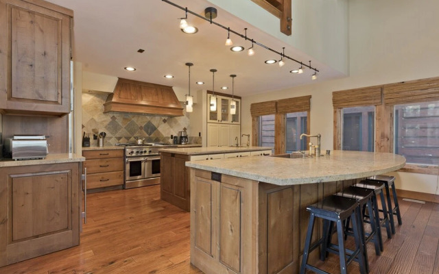 Stonegate #5 5 Bedroom Home by RedAwning