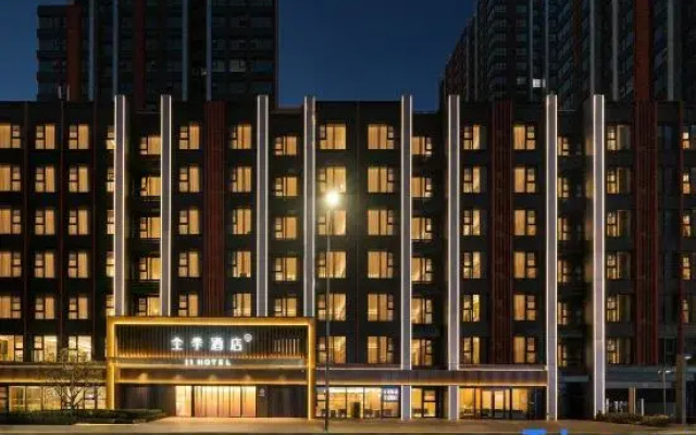 Ji Hotel (Nanjing Yuhua Vientiane City Jiaxi Metro Station)