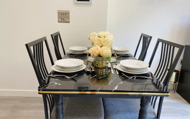 Newpointe Luxury Serviced Apartment at the Atrium