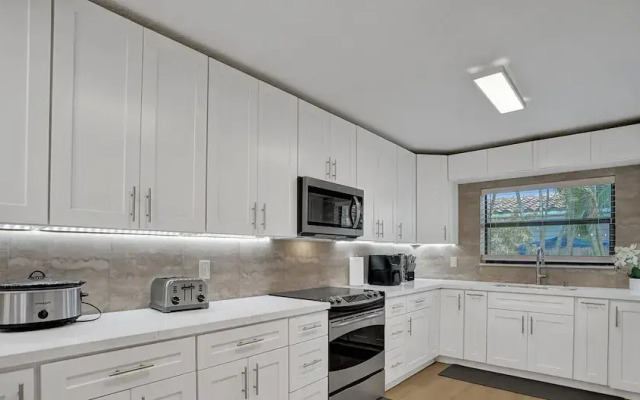 Modern Chic 7-BR with Pool & Gameroom