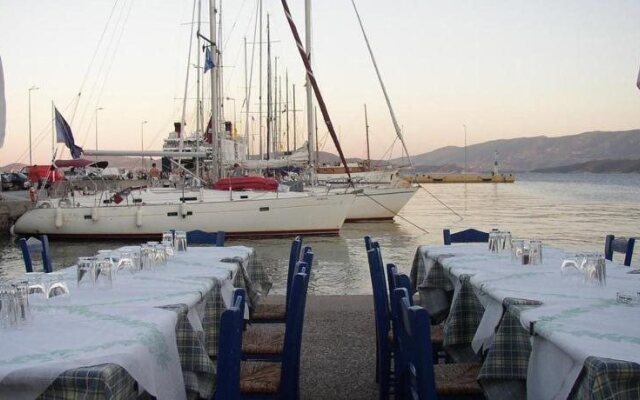 Saronis Hotel