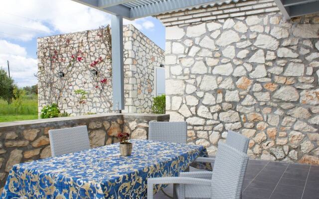 Welcoming Villa near Sea in Agrilia