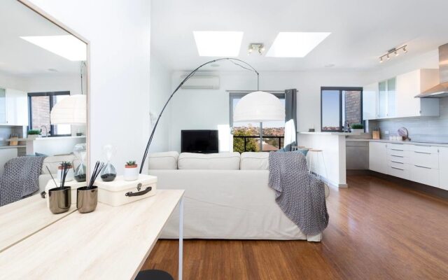 Beachside Apartment with Stunning Views & Parking