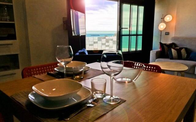 Modern & Bright Flat - 2 Min From the Sea