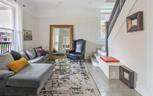 Comfortable 6-bedroom Retreat Minutes to Downtown