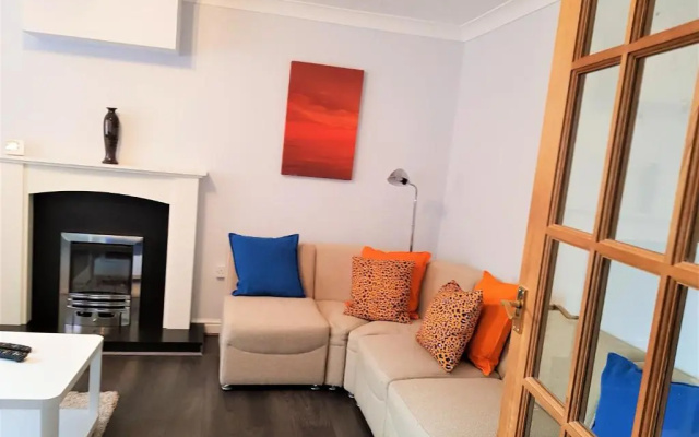 Penllech House - Huku Kwetu Notts - 3 Bedroom Spacious Lovely and Cosy with a Free Parking- Affordable and Suitable to Group Business Travellers
