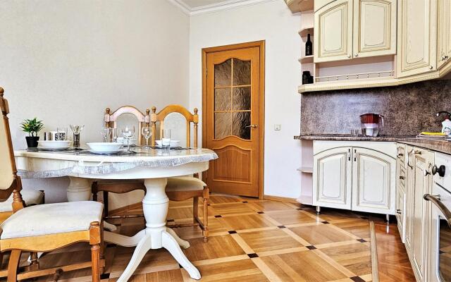 Apartment Good House on Griboyedov Street