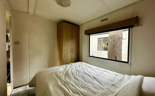 Residence With a Spacious Garden Located in a Child-friendly Park