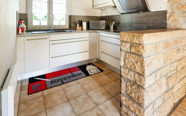 Quaint Holiday Home in Logonna-daoulas Near Sea