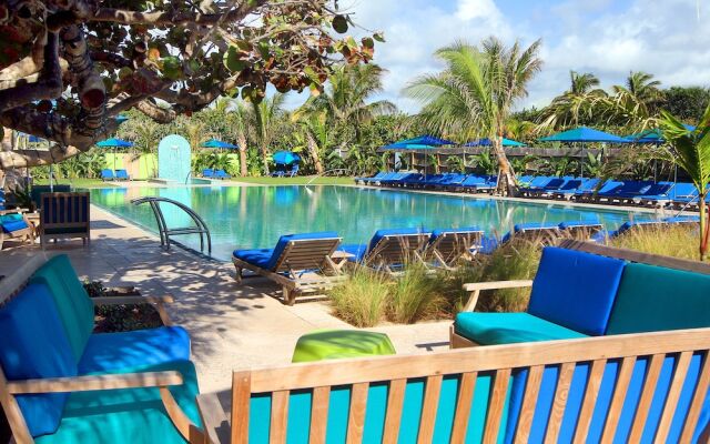 Colony Hotel & Cabaña Club