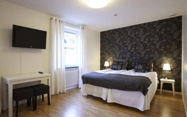 Riverside Hotel & Apartments