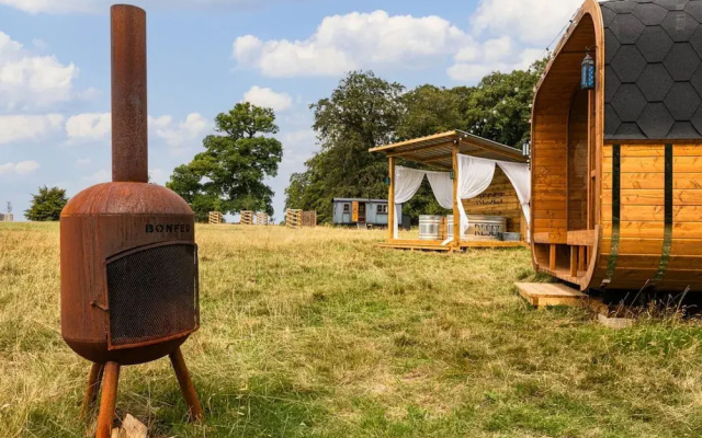 Drovers Hill at Stonor - Redwood - Shepherds hut