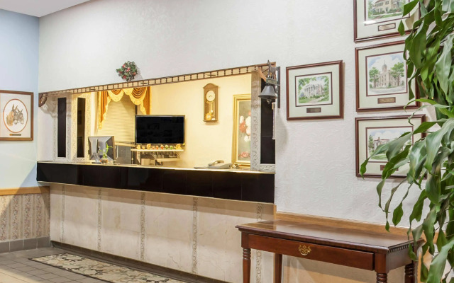 Hotel O Columbia Downtown near I-65