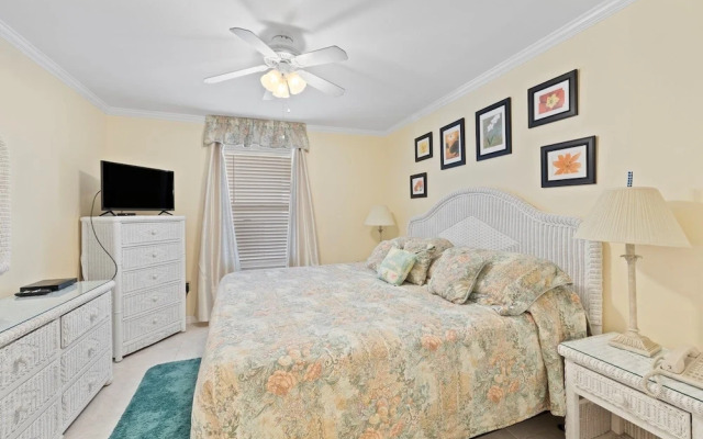 Pelican Beach 1611 1 Bedroom Condo by Pelican Beach Management