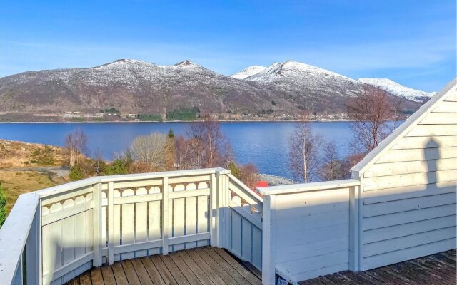 Nice Apartment in Ellingsøy With Wifi and 1 Bedrooms