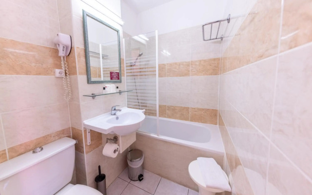 Brit Hotel Confort Helios Agde