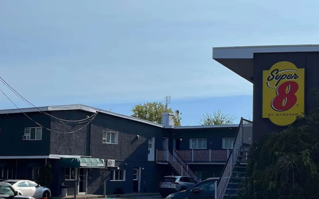 Super 8 by Wyndham Montreal