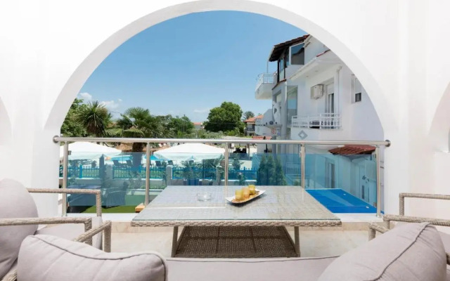 Stratos Deluxe Apartments