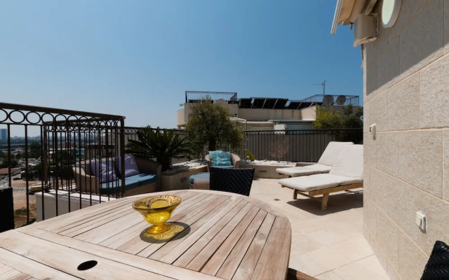 Apartment with Sauna, Hot Tub & Parking