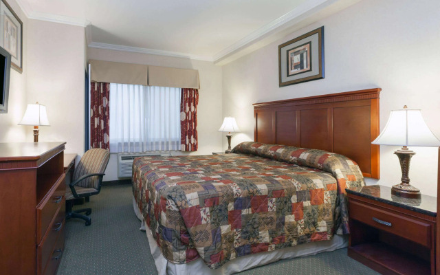 Howard Johnson by Wyndham Bakersfield
