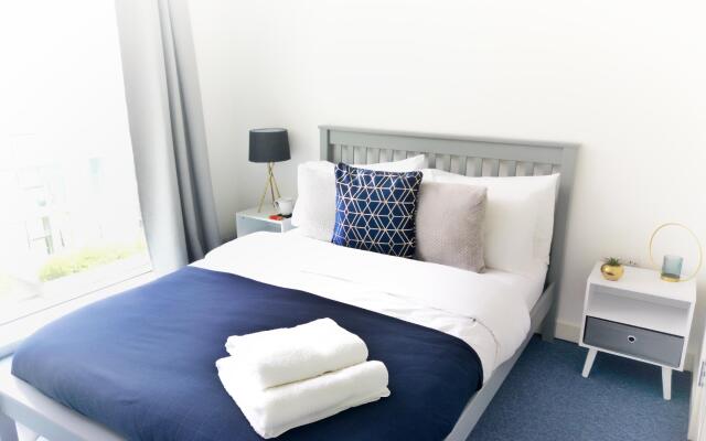 Central Apartment With Free Parking - By Doze