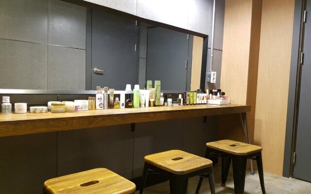 Travel Light Hostel