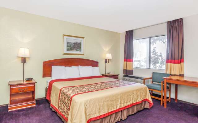 Super 8 by Wyndham Bakersfield/Central
