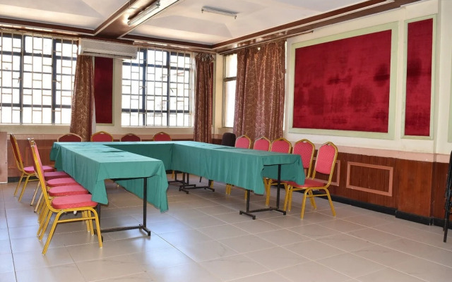 Ibis  2000 Hotel Karatina