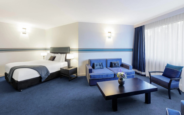 Ramada by Wyndham Diplomat Canberra