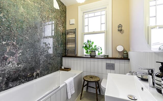 Beautiful Three Bed Abode Near Dollis Hill