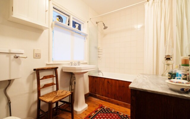 Lovely & Central Garden Flat in Victoria