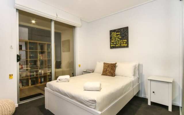 Large 3 Bedroom Apartment with River Views near the Stadium