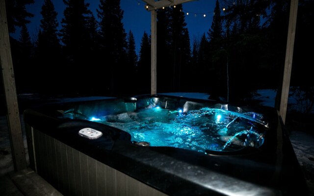 Dream 4-Br 4-Ba Chalet | Private Hot Tub | 2 min to Jasper National Park Gates