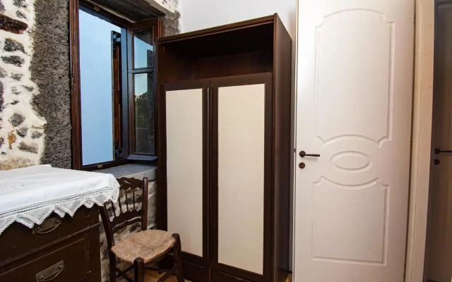 Plousiadi΄s Stone House