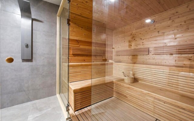 Amazing Home in Zadar with Hot Tub, Sauna & WiFi