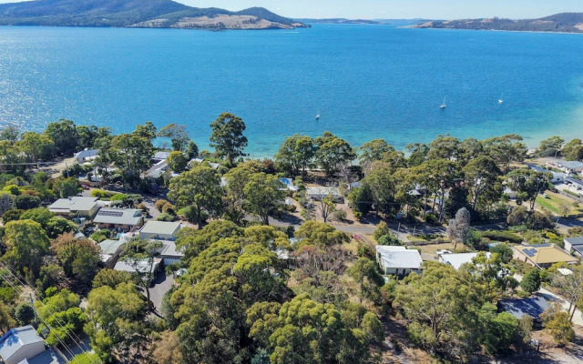 Coningham Beach House - 3 Bedrooms