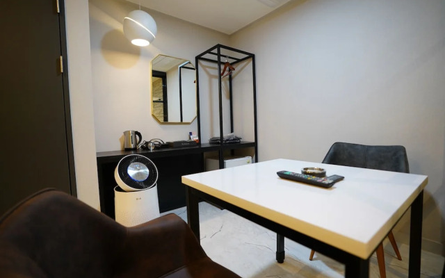Saturn Hotel