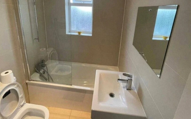 Pretty 4 Double Bedroom Home With 3 Bathrooms