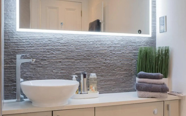 Marks At The Manor Luxury Riverside Apartments - Sleeps up to 4, with Parking and Sky TV