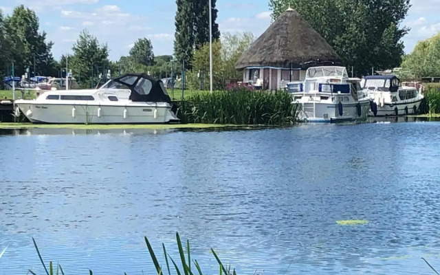 Pike & Eel Hotel and Marina