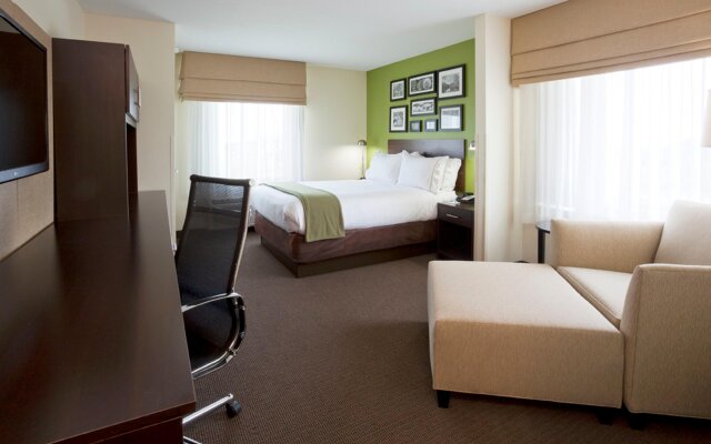 Holiday Inn Express Hotel & Suites Rogers, an IHG Hotel