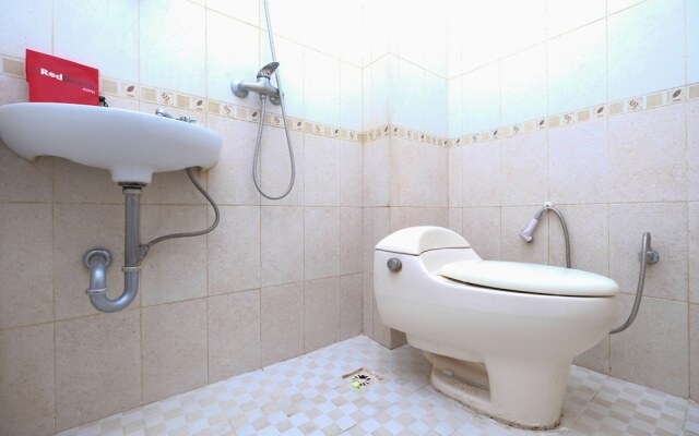 RedDoorz Plus near Simpang Lima