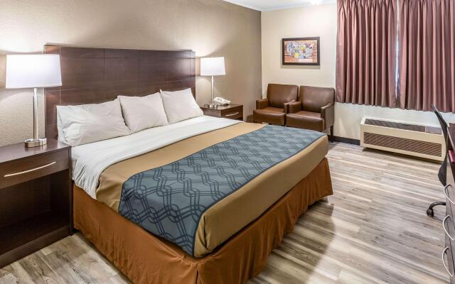 Econo Lodge Inn & Suites Newton