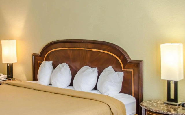 Quality Inn & Suites Pensacola Bayview