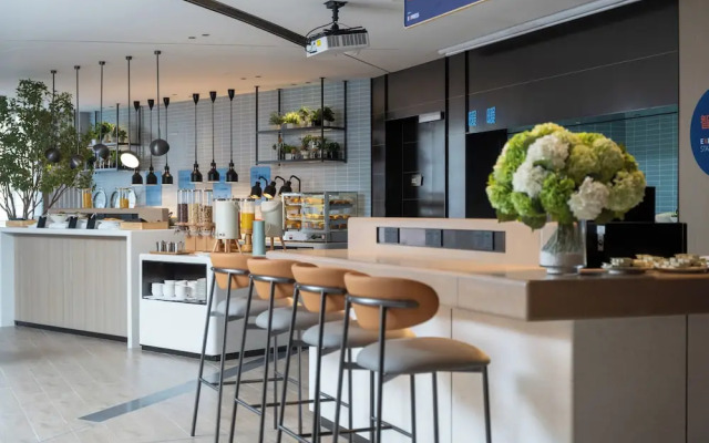 Holiday Inn Express Shanghai On The Bund by IHG