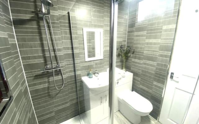 Stunning 4-bedroom Cabin With Hot Tub in Beattock!
