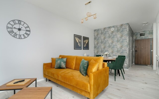 Apartment With Desk in Poznan by Renters