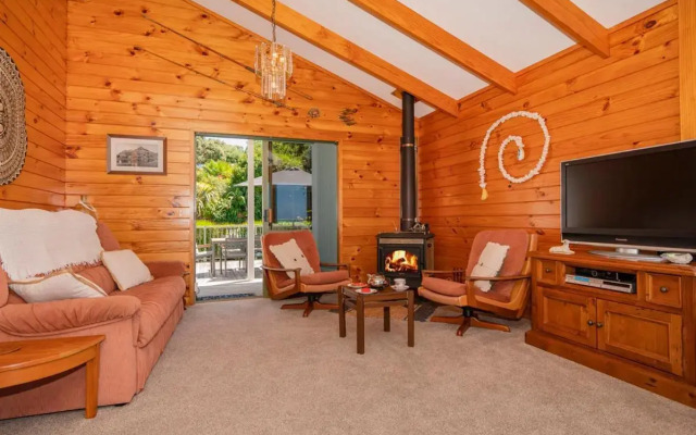 Picturesque on Paku - Tairua Holiday Home