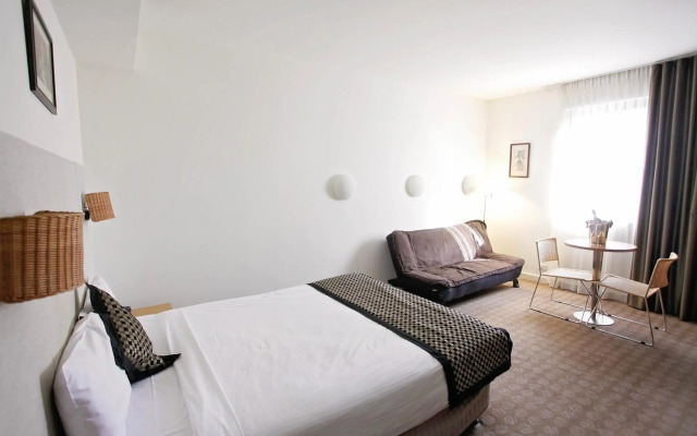 Golden Pebble Hotel