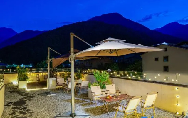 Buyou · Courtyard Hot Spring Inn (Visitor Center, Hailuogou Glacier Park, Moxi Ancient Town) – Outside – Luding